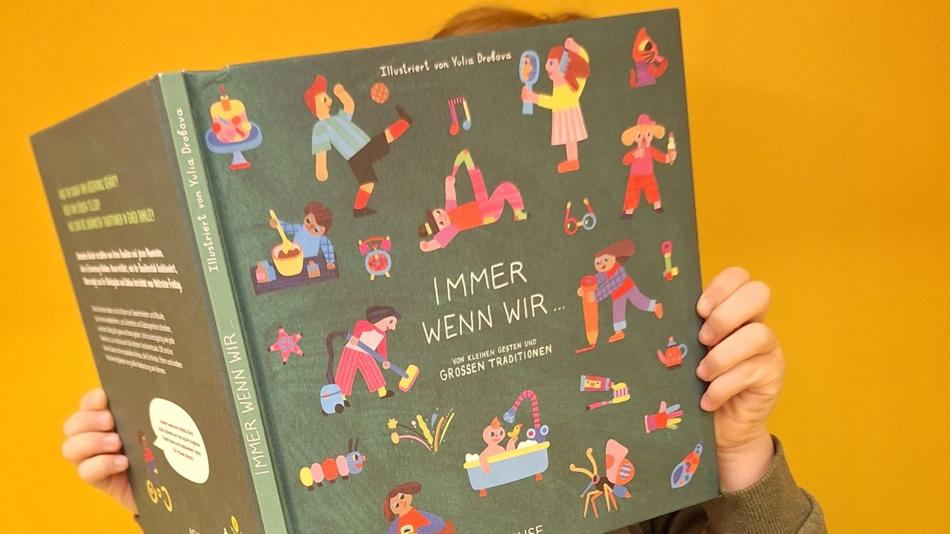 Kinderbuch-Cover "Immer wenn wir... von kleinen Gesten und großen Traditionen" von Mossbauer & Schellhaas