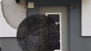 Foto einer Hauseingangstür, übermalt mit Kugel davor