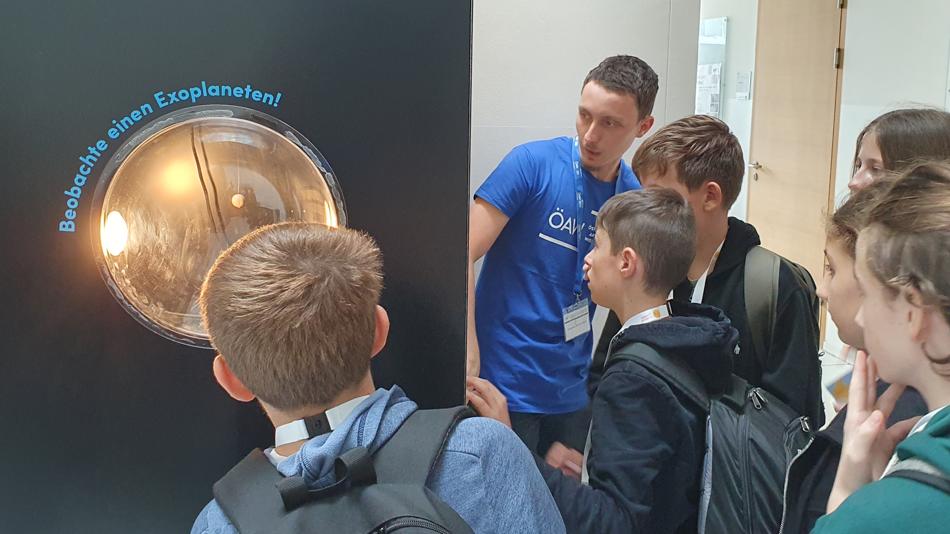 ein IWF-forscher erklärt einer Gruppe Jugendlicher das Funktionsmodell von CHEOPS