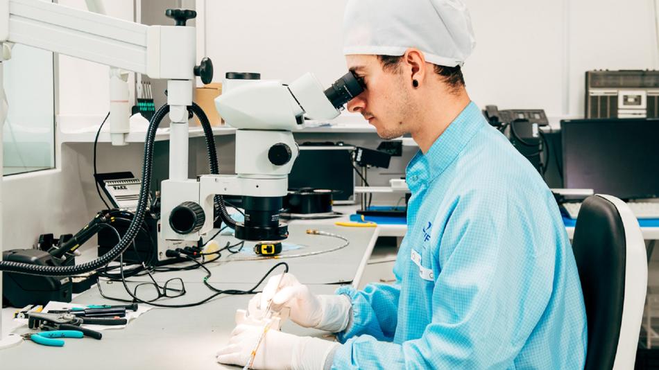 IWF-Ingenieur beim Löten im Reinraum