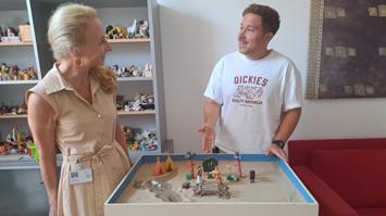 Therapeutisches Sandspiel mit Figuren