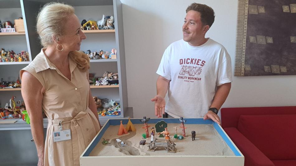 Therapeutisches Sandspiel mit Figuren