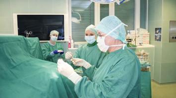 Einblick in die Tätigkeit der Pflege in einem neurochirurgischen OP