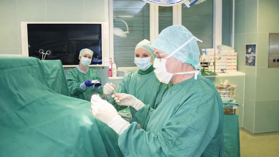 Einblick in die Tätigkeit der Pflege in einem neurochirurgischen OP