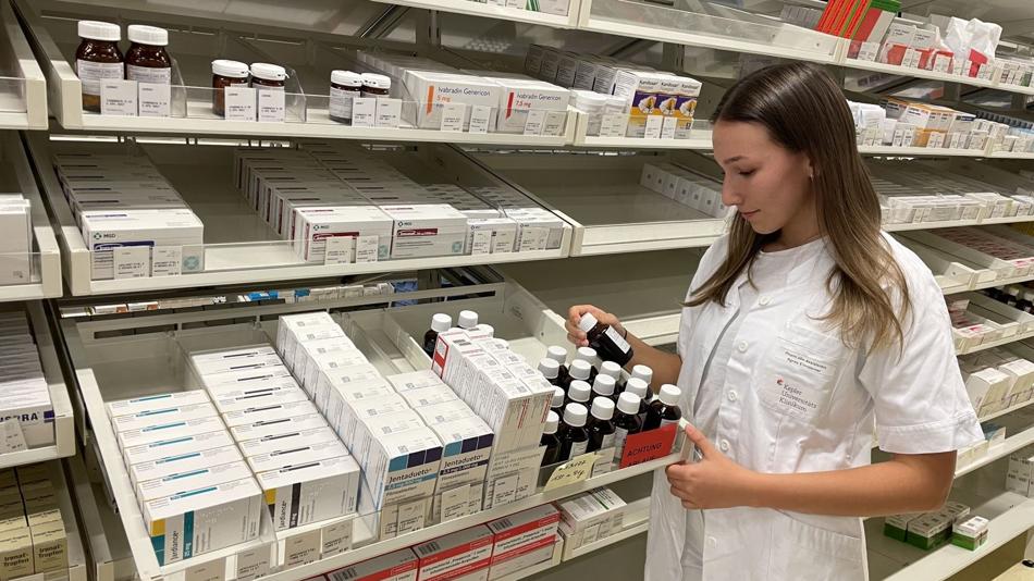 Apothekerin im Lager der Krankenhausapotheke