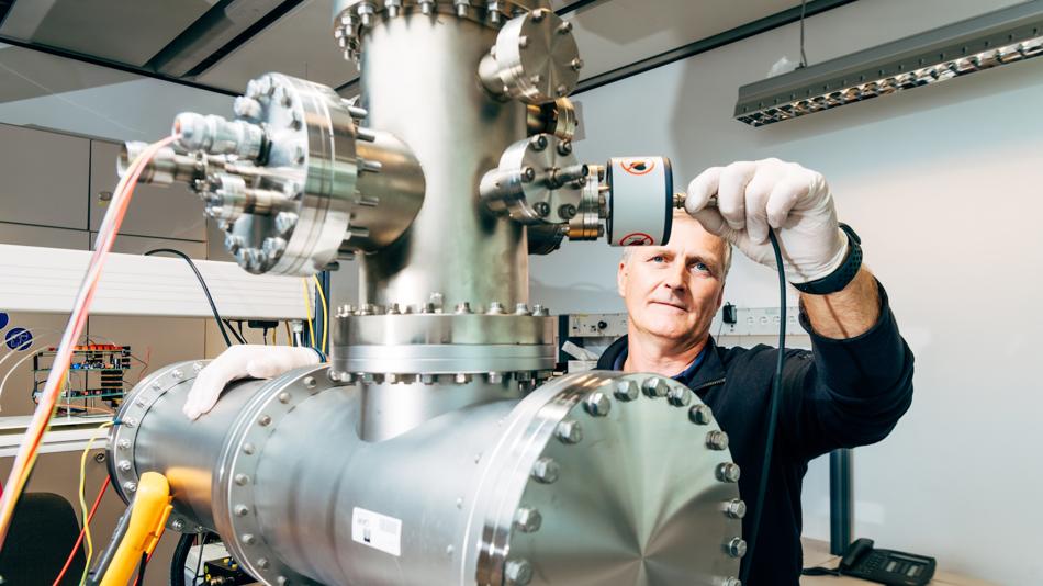 IWF-Ingenieur im Vakuumlabor