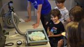 Kinder staunen bei der LNF über Marshmallows im Vakuum