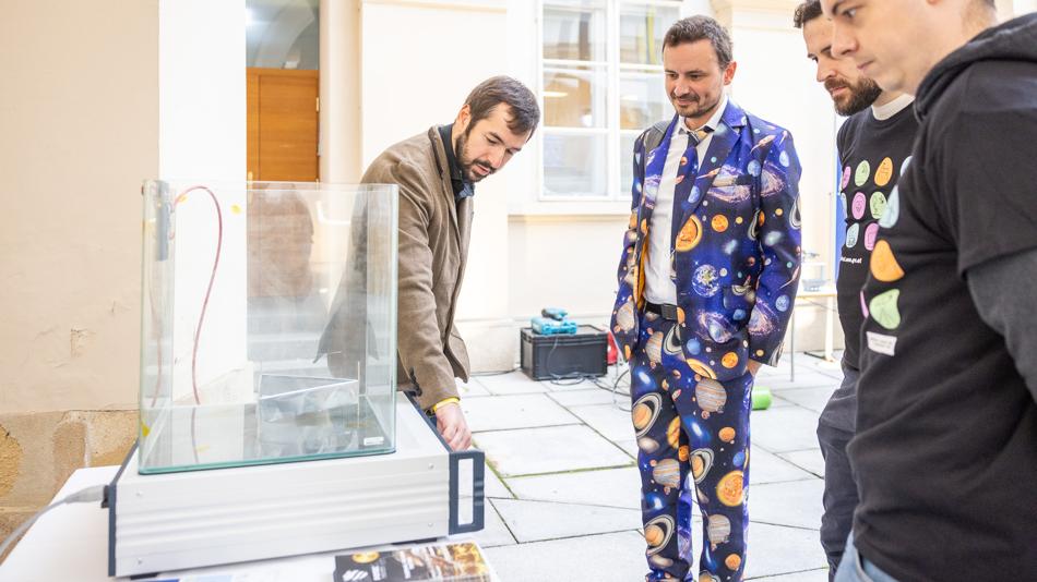 Martin Eizinger startet langsam das FOTEC UFO mit Luft-Ionenantrieb