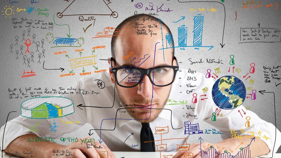 Person mit Brille tippt an einer Tastatur