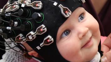 Messung der Gehirnaktivität bei einem Kleinkind