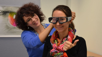 Eye-Tracking-Brille wird aufgesetzt