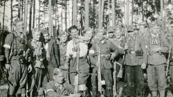 Landl (weißes Hemd) inmitten polnischer Partisanen“, 1944