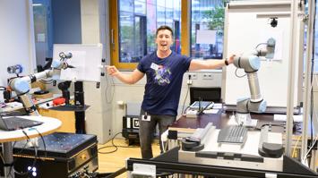 Mann erklärt Roboter bei DFV