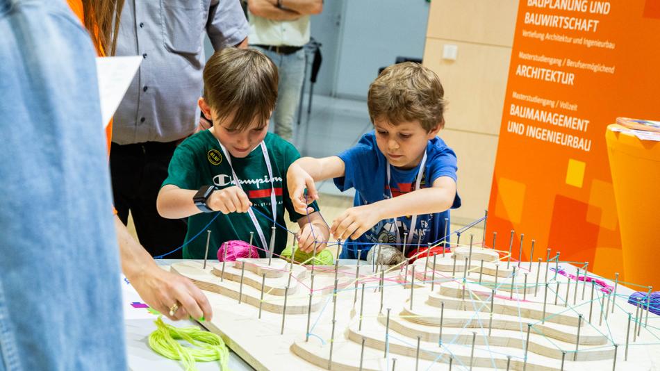 Das Bild zeigt das Geländemodell des Instituts Architektur und Bauingenieurwesen bei der Langen Nacht der Forschung