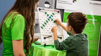 Das Bild zeigt den Computer auf Murmelbasis bei der Langen Nacht der Forschung der FH JOANNEUM