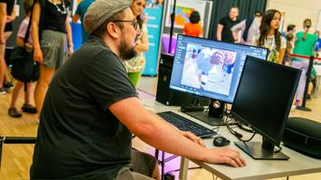 Das Bild zeigt Besucher:innen der Langen Nacht der Forschung