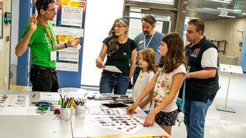 Das Bild zeigt Besucher:innen der Langen Nacht der Forschung