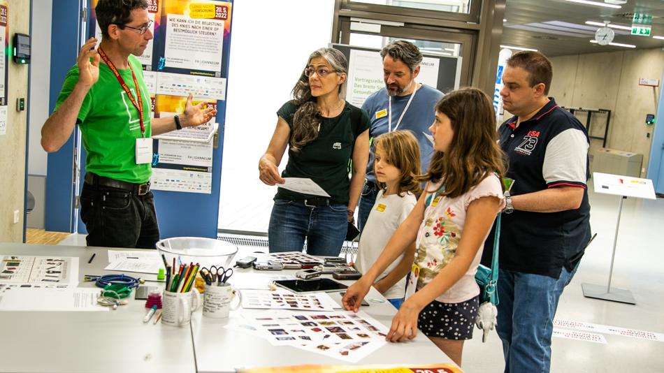 Das Bild zeigt Besucher:innen der Langen Nacht der Forschung