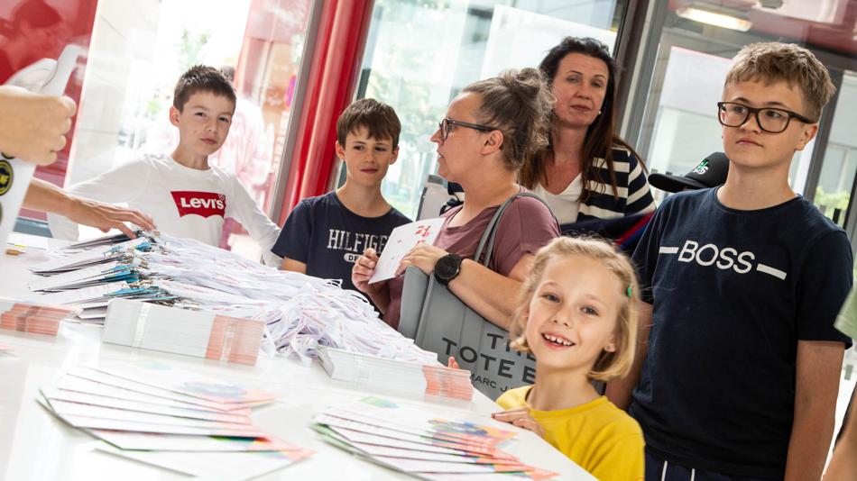 Das Bild zeigt Besucher:innen der Langen Nacht der Forschung