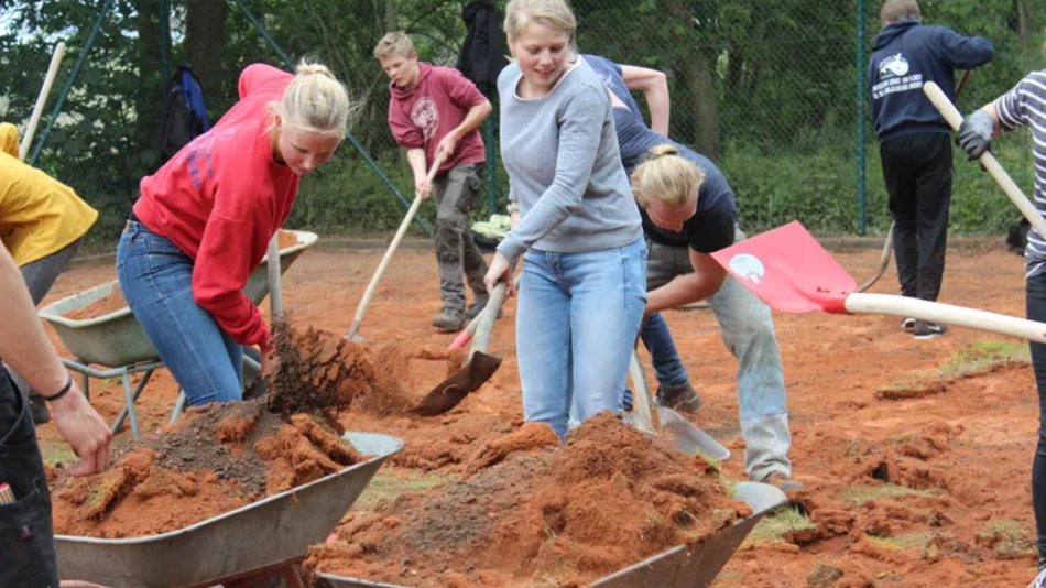 Landjugend Pellworm beim Schaufeln von Sand