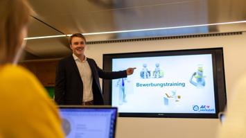 Referent zeigt auf Screen