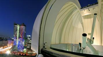 Die Kuppel und das Fernrohr der Urania Sternwarte