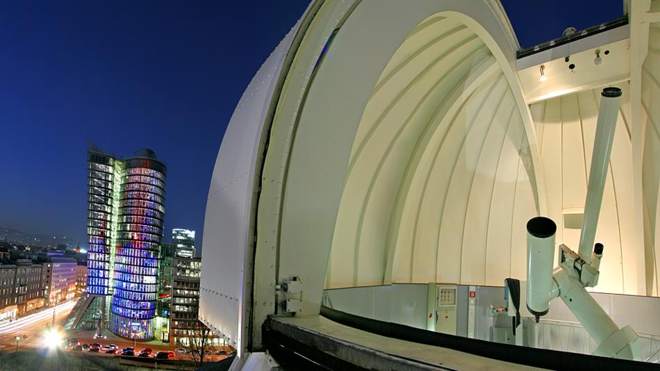 Die Kuppel und das Fernrohr der Urania Sternwarte