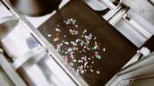 Zerkleinerte Kunststoffflakes zur Analyse mittels Nahinfrarot-(NIR)-Technologie