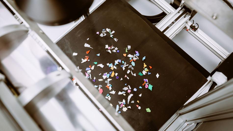 Zerkleinerte Kunststoffflakes zur Analyse mittels Nahinfrarot-(NIR)-Technologie