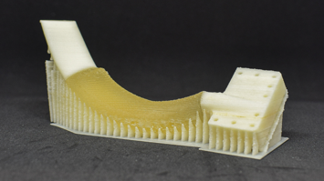 Es könnte bald Realität werden, dass patientenspezifische Implantate wie künstliche Rippen aus zwei medizinisch zugelassenen Materialien mittels 3D-Druck hergestellt werden, anstatt nur eine Zukunftsvision zu bleiben. Im Bild ist eine Rippe aus zwei versc