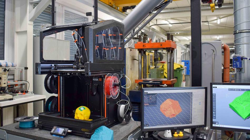 Der Prusa XL ist ein großer, zuverlässiger FDM-3D-Drucker mit 360 × 360 × 360 mm Bauvolumen. Dank bis zu fünf Extrudern ermöglicht er eindrucksvolle Mehrfarben- und Multi-Material-Drucke. Die CoreXY-Kinematik und automatisches Leveling sorgen für schnelle