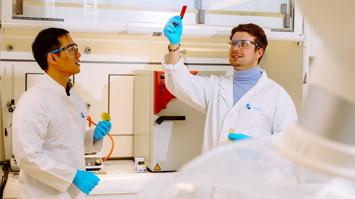 Zwei Forscher arbeiten an neuartigen Kunststoffen, die bei höherer Temperatur ihre Farbe ändern und damit eine Überhitzung in Batterien anzeigen.