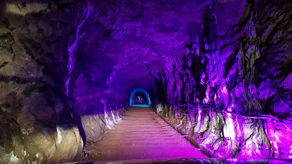 Beleuchteter Stollen