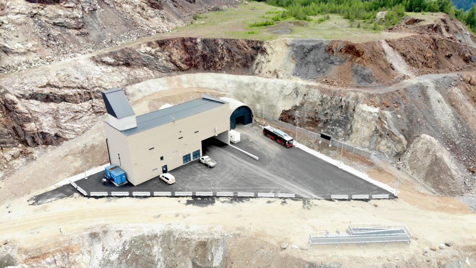 Eisenbahntunnel - Anlieferung der Wagons