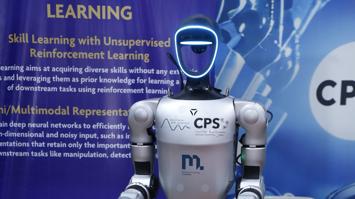 Ein humanoider Roboter steht vor einem Plakat mit Text.