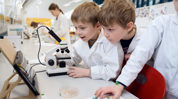 zwei Kinder im Lehr-Lern-Labor