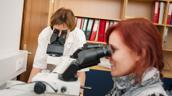 Wissenschaftlerinnen begutachten Proben mikroskopisch