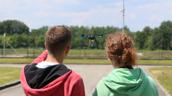 Schüler beim Beobachten einer Drohne