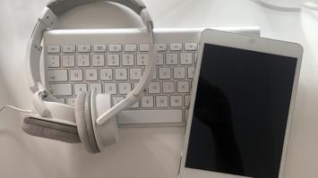 Tastatur, Kopfhörer und Tablet