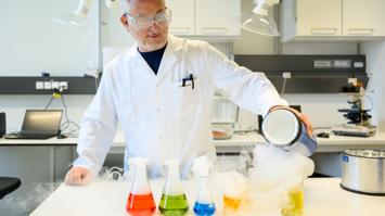 Ein Chemiker experimentiert im Labor.