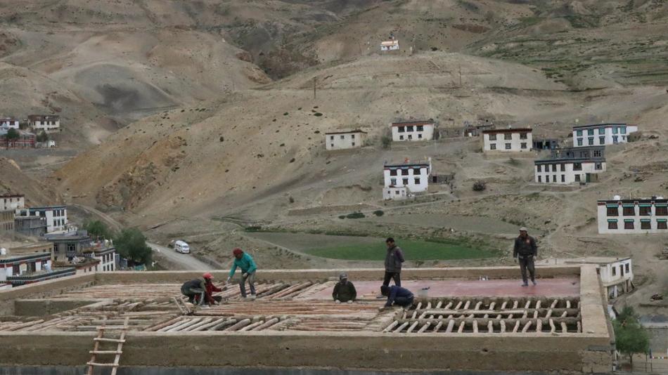 Bau eines Lehmhauses im Himalaya