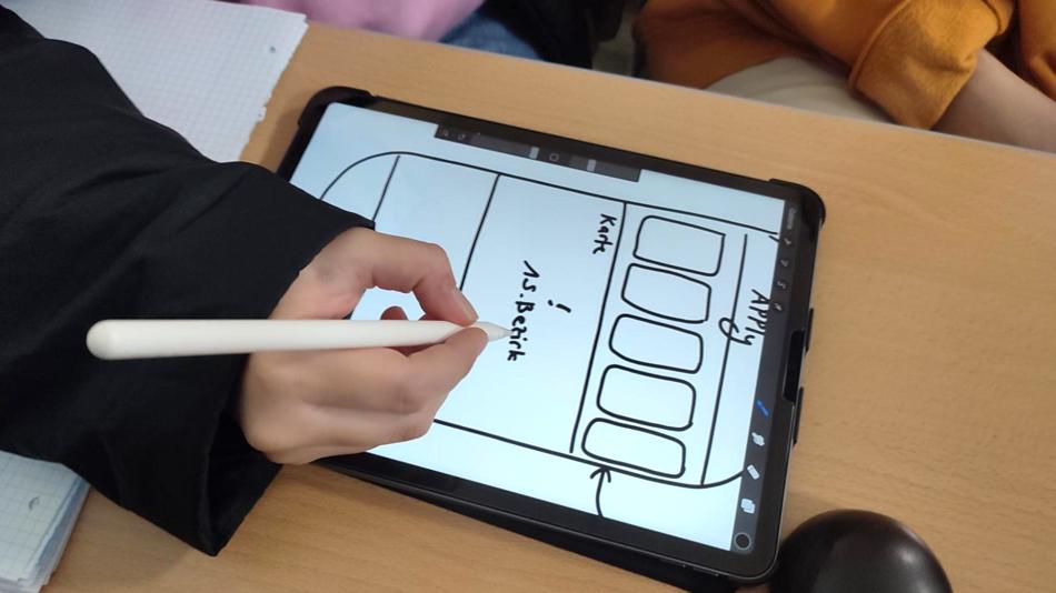 Eine Person malt mit einem Tablet-Stift auf dem Screenshot der App.