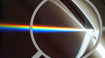 Prismen können Licht in die Spektralfarben aufspalten