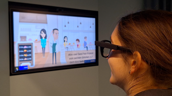 Frau mit Eye-Tracking Brille vor Bildschirm