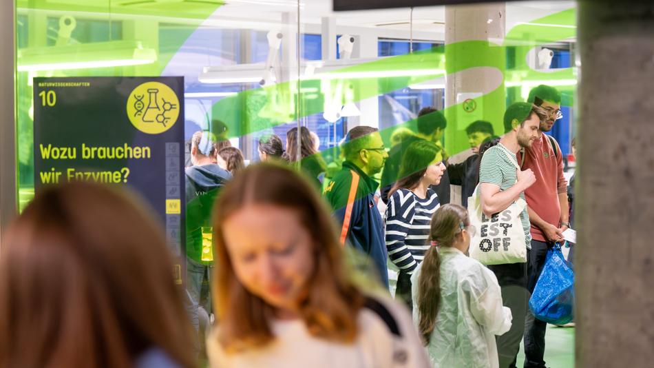 Blick von draußen ins Labor