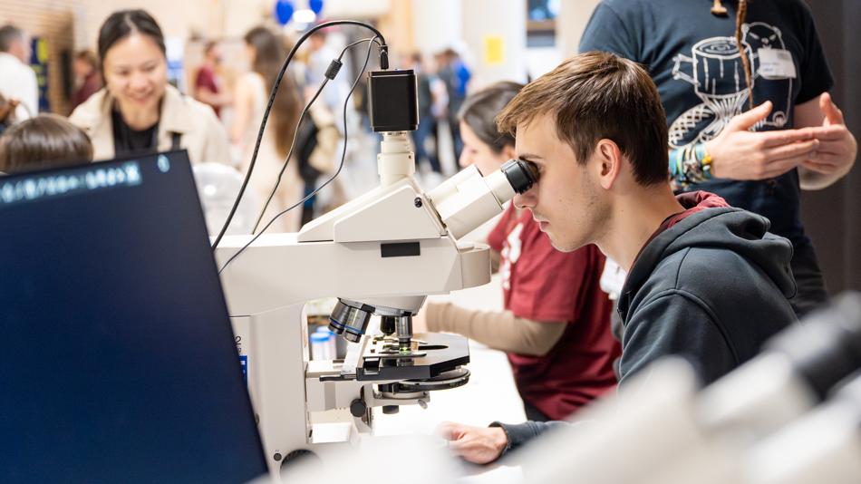 Besucher bei der Mikroskop-Station