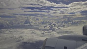 Ausblick auf Wolken aus einem Forschungsflugzeug