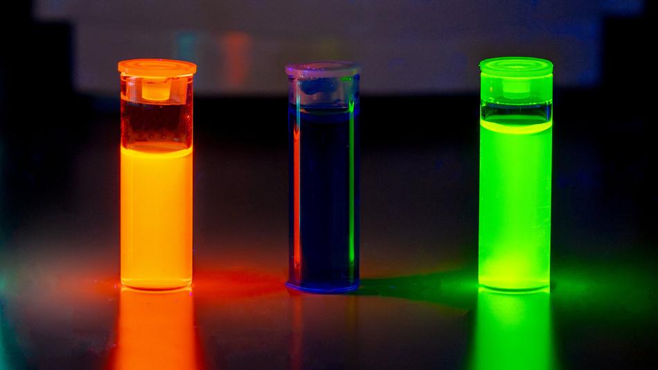 The teams led by Leticia González and Davide Bonifazi from the University of Vienna are looking for compounds that are efficient light absorbers – a puzzle piece in the quest for artificial photosynthesis. The picture showst est tubes containing different
