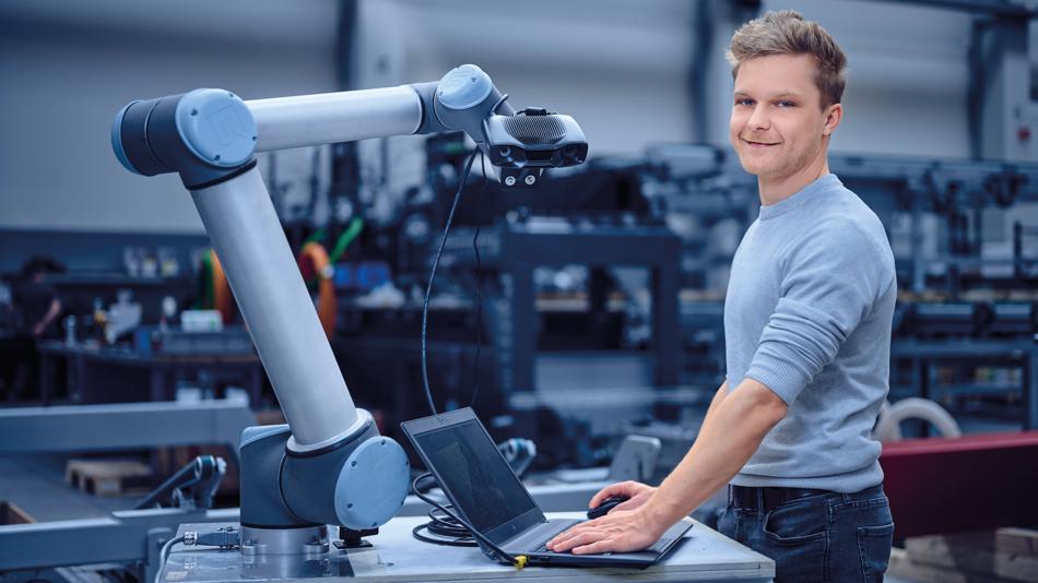 Mitarbeiter und Roboterarm