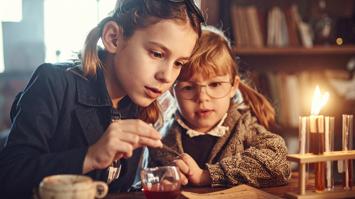 Kinder beim Experimentieren